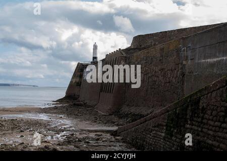 Low Tide au phare de Porthcawl et Breakwater. Pier/Breakwater Porthcawl pays de Galles Royaume-Uni Banque D'Images