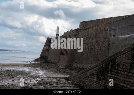 Low Tide au phare de Porthcawl et Breakwater. Pier/Breakwater Porthcawl pays de Galles Royaume-Uni Banque D'Images