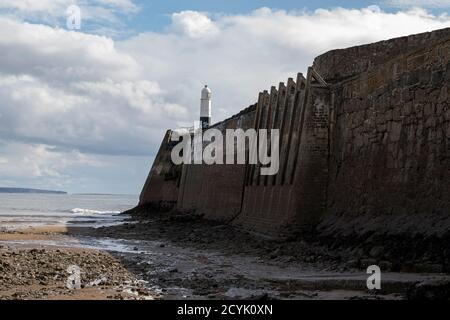 Low Tide au phare de Porthcawl et Breakwater. Pier/Breakwater Porthcawl pays de Galles Royaume-Uni Banque D'Images