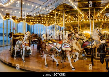 NEW YORK CITY, NEW YORK, Mars 27, 2018 : Merry-Go-Round dans Dumbo Park à la base du pont de Brooklyn Banque D'Images