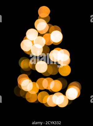 Illustration de sphères lumineuses rondes superposées accrochées à l'arbre de Noël et jaune doré brillant. Banque D'Images