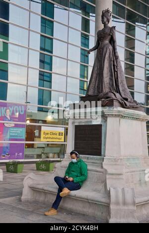 Les visiteurs attendent à l'extérieur de l'hôpital pour garder une distance sociale sécuritaire À la pandémie de coronavirus/Covid-19 dans un hôpital de Londres, Angleterre, Royaume-Uni Banque D'Images