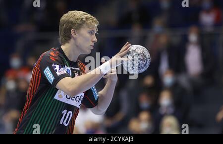 Magdebourg, Allemagne. 1er octobre 2020. Handball: Bundesliga, SC Magdeburg - Bergischer HC, 1er jour de match Gisli Kristjansson de Magdeburg joue le ballon. Crédit : Ronny Hartmann/dpa-Zentralbild/dpa/Alay Live News Banque D'Images