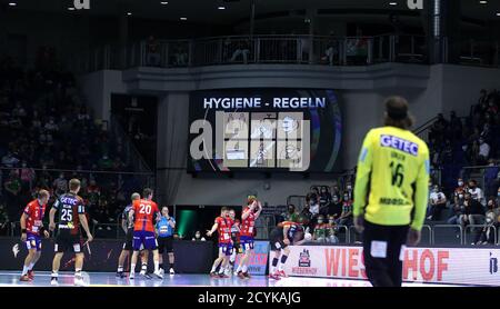 Magdebourg, Allemagne. 1er octobre 2020. Handball: Bundesliga, SC Magdeburg - Bergischer HC, 1er match les règles d'hygiène peuvent être vues sur un écran vidéo pendant le match Credit: Ronny Hartmann/dpa-Zentralbild/dpa/Alay Live News Banque D'Images