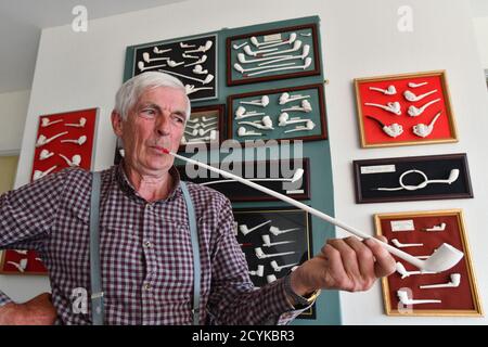 Rex Key poursuit la tradition de la fabrication de tuyaux de tabac en argile, une des deux seules personnes dans le pays qui réalise cet artisanat ancien. Il vit à Broseley, dans le Shropshire, un village qui produit des tuyaux en argile depuis près de 400 ans. Aujourd'hui âgé de 74 ans, Rex espère prendre sa retraite, mais il remplit encore les commandes de pipes de compagnies de cinéma et de théâtre, de centres artisanaux et de réacteurs de la Guerre civile. « Je fournit des centaines de pipes aux lodges Masonic et Buffalo et aussi pour les cérémonies de « leet de cour » où les seigneurs du manoir donnent au personnel et aux locataires un pichet en argile comme lui carr Banque D'Images