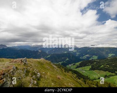 vue sur les dolomites depuis le plan de corones en été Banque D'Images