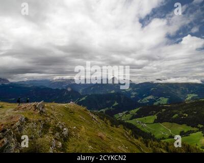 vue sur les dolomites depuis le plan de corones en été Banque D'Images