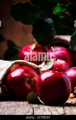 Pommes rouges avec gouttes sur fond en bois vintage, mise au point sélective Banque D'Images