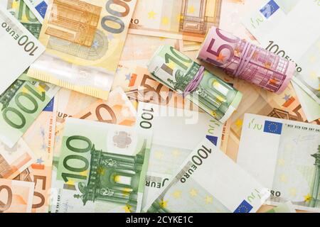 Rouleaux de billets sur des euro argent. Affaires, finance, l'épargne bancaire, concept, les taux de change. Cadre, copie espace, vue du dessus. Banque D'Images