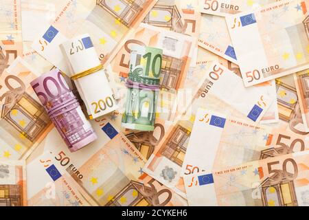 Rouleaux de billets sur des euro argent. Affaires, finance, l'épargne bancaire, concept, les taux de change. Cadre, copie espace, vue du dessus. Banque D'Images
