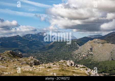 Serra de Tramuntana est une chaîne de montagnes qui longe la côte nord-ouest de Majorque. C'est un site classé au patrimoine mondial de l'UNESCO. Banque D'Images