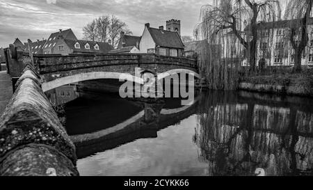 Photo en noir et blanc du pont Fye au-dessus de la rivière Wensum dans la ville de Norwich, Norfolk. Le pont actuel date de 1933 mais il y a eu une traversée de rivière ici depuis l'époque médiévale. Cet endroit était aussi le tabouret d'esquive pour punir les harlots, les poignards et les sorcières. Banque D'Images