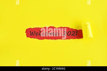 Papier couleur avec mot Welcome année 2021. Concept de la nouvelle année 2021. Banque D'Images
