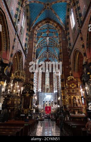 Vue intérieure de la basilique Sainte-Marie dans la vieille ville de Cracovie, en Pologne, en Europe. Église polonaise et monument Banque D'Images