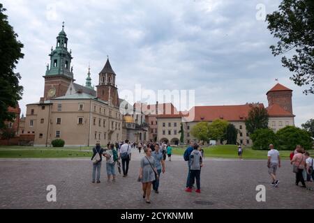 Personnes et visiteurs marchant au château royal de Wawel, attraction touristique à Cracovie, Pologne, Europe. Monument polonais, site classé au patrimoine mondial de l'UNESCO Banque D'Images