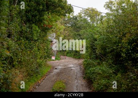 Wendover, Buckinghamshire, Royaume-Uni. 1er octobre 2020. Une partie de Durham Farm, qui a été le foyer d'une génération d'agriculteurs, a été soumise à un bon de commande obligatoire par HS2 et la famille a été expulsée de leur ferme. Les travailleurs de HS2 résident maintenant dans leurs casernes et la famille n'aurait pas encore reçu d'indemnisation financière de HS2. Le projet sur budget et controversé HS2 High Speed Rail de Londres à Birmingham met 108 anciennes terres boisées, 693 sites fauniques et 33 SSSI à risque de dommages ou de destruction. Crédit : Maureen McLean/Alay Banque D'Images