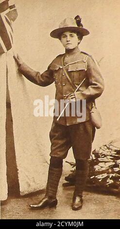 Un portrait rare en 1900 de la petite salle de musique britannique et du chanteur patriotique Sable Fern vêtu d'un uniforme militaire de Boer War qui se passait encore à l'époque. Elle était une actrice, connue pour 'Music-Hall Cavalcade' et 'Stiers of hier and Today' (1937). Elle a été mariée deux fois ( Frank V. Leo & Watty Allan) et est née et décédée à Birmingham, Royaume-Uni.(1876-1937) Banque D'Images