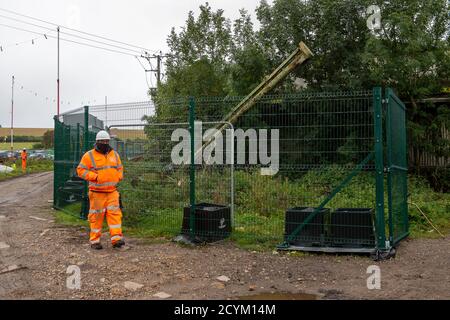 Wendover, Buckinghamshire, Royaume-Uni. 1er octobre 2020. Une partie de Durham Farm, qui a été le foyer d'une génération d'agriculteurs, a été soumise à un bon de commande obligatoire par HS2 et la famille a été expulsée de leur ferme. Les travailleurs de HS2 résident maintenant dans leurs casernes et la famille n'aurait pas encore reçu d'indemnisation financière de HS2. Le projet sur budget et controversé HS2 High Speed Rail de Londres à Birmingham met 108 anciennes terres boisées, 693 sites fauniques et 33 SSSI à risque de dommages ou de destruction. Crédit : Maureen McLean/Alay Banque D'Images