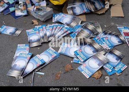 Des brochures touristiques imprimées de l'organisation de billetterie London Pass attendent la collecte par un entrepreneur de déchets, qui sera recyclé à partir d'un trottoir West End, le 29 septembre 2020, à Londres, Westminster, Angleterre. À l'avenir, cette littérature sera publiée numériquement par London Pass, plutôt que de rester sous forme physique. Le London Pass est un pass touristique numérique qui permet aux visiteurs de Londres d'accéder à plus de 80 attractions de la ville. Banque D'Images