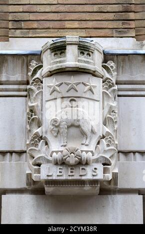 Londres, Angleterre, Royaume-Uni. Bâtiment Art déco Adelphi (1938 : 1-10, rue John Adam) immeuble classé de catégorie II. Détail sculpté en pierre de Portland à l'extérieur : co Banque D'Images