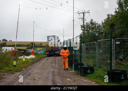 Wendover, Buckinghamshire, Royaume-Uni. 1er octobre 2020. Une partie de Durham Farm, qui a été le foyer d'une génération d'agriculteurs, a été soumise à un bon de commande obligatoire par HS2 et la famille a été expulsée de leur ferme. Les travailleurs de HS2 résident maintenant dans leurs casernes et la famille n'aurait pas encore reçu d'indemnisation financière de HS2. Le projet sur budget et controversé HS2 High Speed Rail de Londres à Birmingham met 108 anciennes terres boisées, 693 sites fauniques et 33 SSSI à risque de dommages ou de destruction. Crédit : Maureen McLean/Alay Banque D'Images