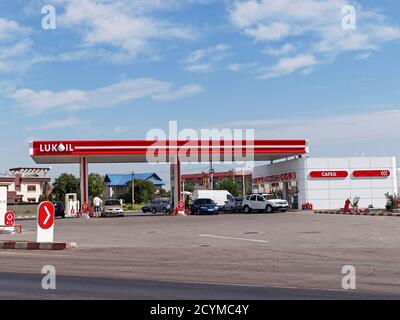 GALATI, ROUMANIE - 10 SEPTEMBRE 2015. Station-service Lukoil avec voiture de ravitaillement Banque D'Images