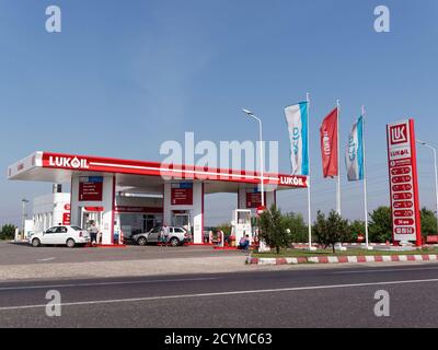 BUZAU, ROUMANIE - 22 SEPTEMBRE 2015. Station-service Lukoil avec voiture de ravitaillement Banque D'Images