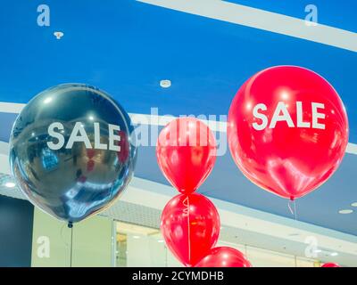 Ballons rouges et noirs avec inscription blanche EN VENTE sous le plafond du centre commercial Banque D'Images