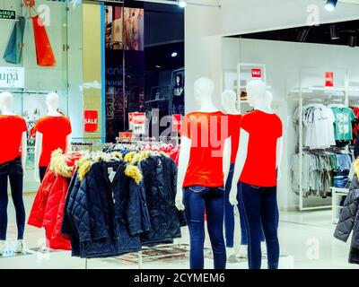 Sotchi, Russie - 14 décembre 2019. Mannequins en jeans et en T-shirts rouges dans le magasin sur fond de vestes d'hiver et autres mannequins Banque D'Images