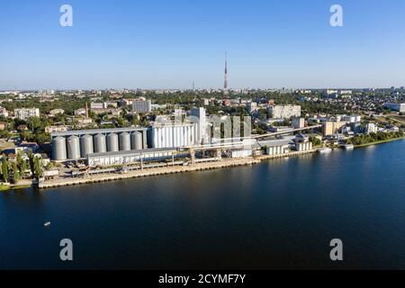 Ascenseur à grain et silos près de la vue aérienne de la rivière. Banque D'Images