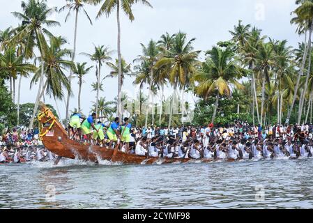 ALAPPUZHA, INDE - AOÛT 13 : oarmen/rameurs non identifiés en uniforme participant à la très populaire course de bateau de serpent trophée Nehru dans les eaux de fond Banque D'Images