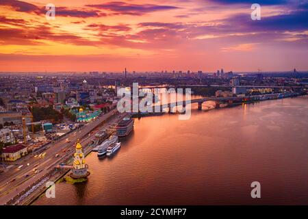 Couleur spectaculaire coucher de soleil sur le Dniepr à Kiev, Ukraine, l'arrière-plan de voyage Banque D'Images