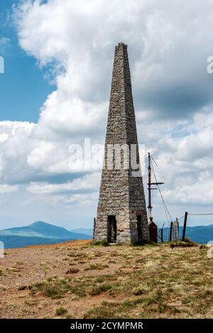 Monument en pierre de la pyramide sur le plus haut sommet de Kopaonik Pancic's. Pic Serbie Banque D'Images