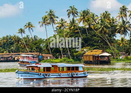 Bateau d'excursion coloré et bateaux amarrés pour les croisières populaires dans l'arrière-plan, une attraction touristique importante ici; Alappuzha (Alleppey), Kerala, Inde Banque D'Images