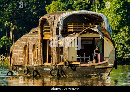 Kerala houseboat, une barge de riz, d'épices ou de marchandises transformée pour les croisières populaires dans l'arrière-plan; Alappuzha (Alleppey), Kerala, Inde Banque D'Images