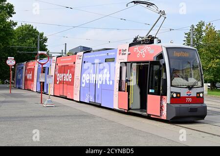 Vienne, Autriche. 2 octobre 2020. Pour la première fois, l'Imff-Bim, un tramway exploité par Wiener Linien, sera utilisé pour soutenir la campagne gratuite de vaccination contre la grippe de la ville de Vienne. Du 1er octobre au 13 novembre 2020, le centre de vaccination mobile peut être trouvé sur un total de 31 jours pour le Service de santé de la ville de Vienne à six endroits différents. Le tramway a été reconstruit en étroite collaboration avec le MA15. Il dispose d'une zone de réception et de deux zones séparées d'attente et de vaccination. Credit: Franz PERC / Alamy Live News Banque D'Images