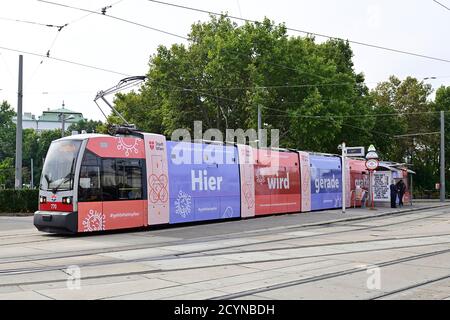 Vienne, Autriche. 2 octobre 2020. Pour la première fois, l'Imff-Bim, un tramway exploité par Wiener Linien, sera utilisé pour soutenir la campagne gratuite de vaccination contre la grippe de la ville de Vienne. Du 1er octobre au 13 novembre 2020, le centre de vaccination mobile peut être trouvé sur un total de 31 jours pour le Service de santé de la ville de Vienne à six endroits différents. Le tramway a été reconstruit en étroite collaboration avec le MA15. Il dispose d'une zone de réception et de deux zones séparées d'attente et de vaccination. Credit: Franz PERC / Alamy Live News Banque D'Images