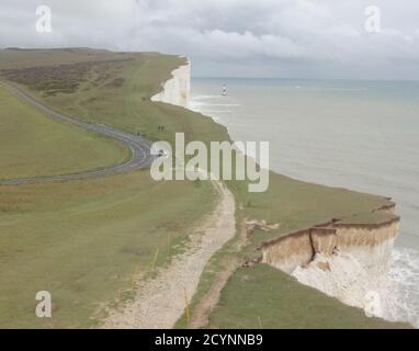 Eastbourne, East Sussex, Royaume-Uni. 2 octobre 2020. Forte pluie pendant la nuit et ciel obscurcissant alors qu'Alex Storm s'approche de la côte sud avec de nouvelles prévisions de pluie et de vents forts. L'érosion côtière augmente dans de telles conditions, aussi sans aucun doute ce gros morceau de craie sera bientôt relégué à la mer. Le public est de nouveau averti de garder les bords fragiles de la falaise.David Burr/Alay Live News. Crédit : David Burr/Alay Live News Banque D'Images