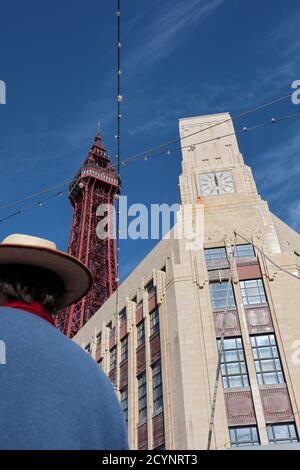 Tour de Blackpool et vue sur la mer depuis un cheval ouvert chariot tiré Banque D'Images