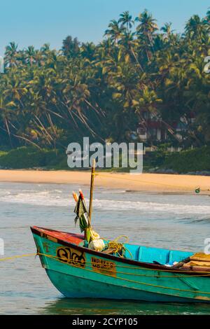 Bateau de pêche à la belle, intacte, Kizhunna Beach, au sud de Kannur sur la côte nord du Keralan; Kizhunna, Kannur, Kerala, Inde Banque D'Images