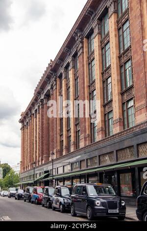 Une rangée de taxis à l'extérieur de Harrods à Knightsbridge, Londres, Royaume-Uni. Banque D'Images