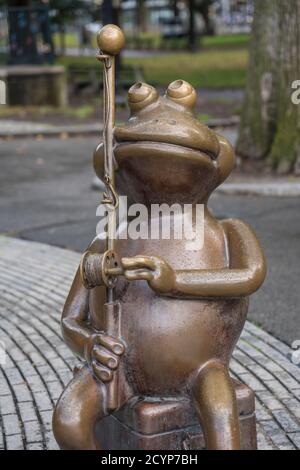 Boston, Massachusetts - le 25 octobre 2018 - Bronze frog donne sur une aire de têtard Banque D'Images