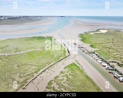 vue aérienne de la zone humide et d'un bateau amarre au fin de l'île de canvey en direction de southend sur la mer dans l'essex en angleterre Banque D'Images