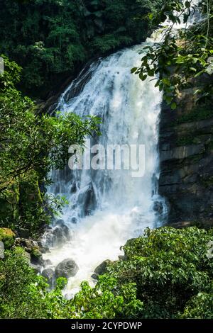 70 m de cascade de Valara sur le fleuve Deviyar juste après la Monsoon, une vue populaire sur la route de Madurai à Munnar; district d'Idukki, Kerala, Inde Banque D'Images