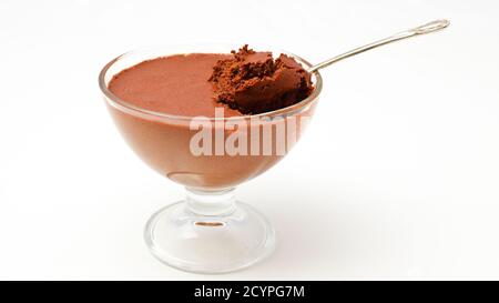 Bol transparent avec mousse au chocolat et cuillère à café isolée sur un arrière-plan blanc Banque D'Images