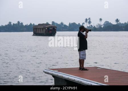 ALAPPUZHA, INDE Tourist visite de la plage avec la croix chrétienne pour prier Kerala, Inde. Banque D'Images