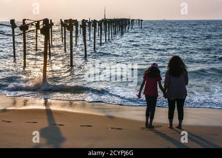 ALAPPUZHA, INDE Tourist visite de la plage avec la croix chrétienne pour prier Kerala, Inde. Banque D'Images