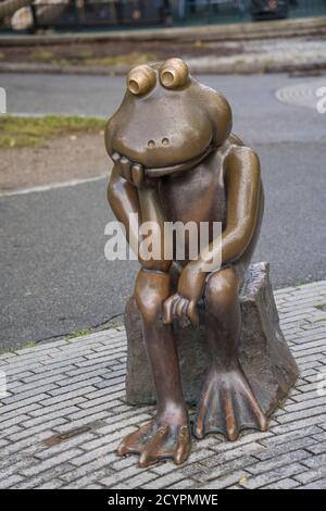 Boston, Massachusetts - le 25 octobre 2018 - Bronze frog donne sur une aire de têtard Banque D'Images