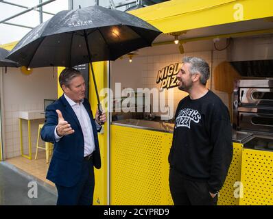 Le chef du Parti travailliste Keir Starmer rencontre le chef Miguel Barclay lors d'une visite au Buck Street Market à Camden, dans le nord de Londres, pour appeler les habitants locaux à soutenir les entreprises indépendantes. Banque D'Images