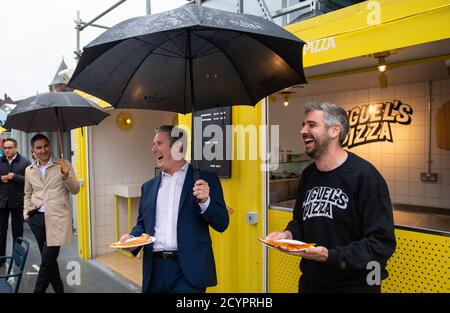 Le chef du Parti travailliste Keir Starmer rencontre le chef Miguel Barclay lors d'une visite au Buck Street Market à Camden, dans le nord de Londres, pour appeler les habitants locaux à soutenir les entreprises indépendantes. Banque D'Images